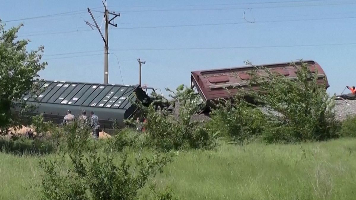 Na Krymu vykolejil vlak, zřejmě šlo o sabotáž